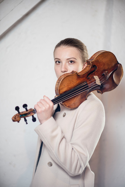 Nathalie Schmalhofer mit Violine